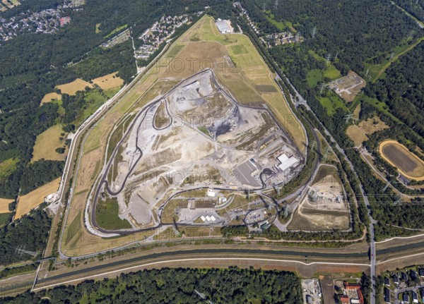 Aerial view, central landfill Emscherbruch ZDE, former Graf Bismarck colliery, AGR, Abfallentsorgungs-Gesellschaft Ruhr Area mbH, Resser Mark, Gelsenkirchen, city limits Herne, Ruhr area, North Rhine-Westphalia, Germany, DE, Europe, birds-eyes view, aerial photograph, aerial photography, aerial photography, overview, bird's-eye view, Herne
