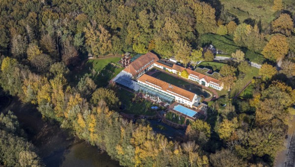 Aerial view, Gut Sternholz, hotel in the forest, Uentrop, Hamm, Ruhr area, North Rhine-Westphalia, Germany, DE, Europe, gastronomy, autumn colours, hotel, hotel facilities, hotel business, Im Giesendahl, landscape conservation area, aerial photograph, aerial photography, aerial photography, nature reserve, spa hotel, overview, bird's eye view, forest area, wellness, birds-eyes view, overview