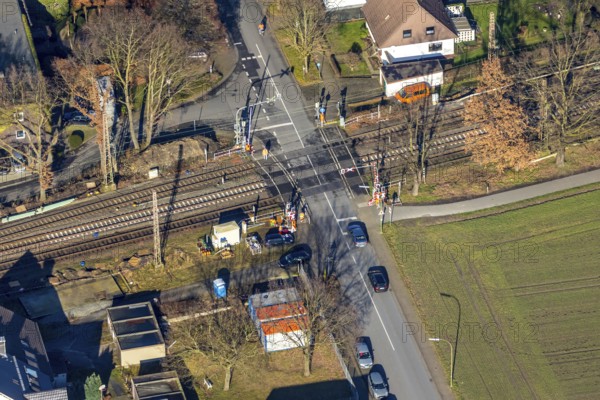 Aerial view, Wielandstraße level crossing, gated level crossing, Wiescherhöfen, Hamm, Ruhr area, North Rhine-Westphalia, Germany, railway tracks, DE, Deutsche Bahn AG, Europe, real estate, aerial view, aerial photography, aerial photography, renovation, overview, bird's-eye view, Wielandstraße, living and living, residential buildings, birds-eyes view, overview