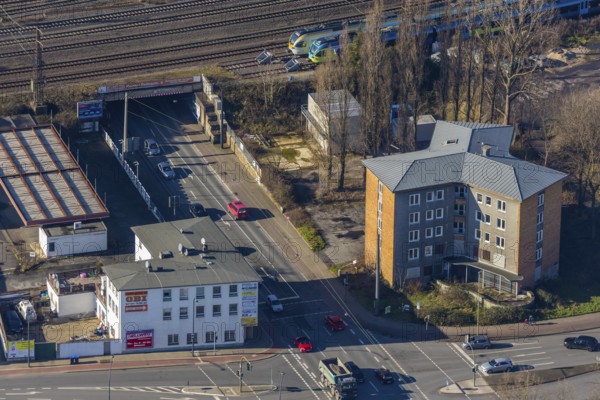Aerial view, railway subway Kleine Alleestraße, dilapidated high-rise building on Kleine Alleestraße, in which asylum seekers were housed for decades, crossing, Hamm, Ruhr area, North Rhine-Westphalia, Germany, railway tracks, DE, Europe, aerial view, aerial photography, aerial photography, overview, traffic volume, bird's eye view, birds-eyes view, overview