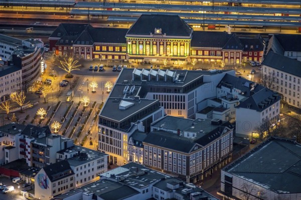 Aerial view, night view of Hamm main station, Bahbofsvorplatz, Hamm library, Platz der Deutschen Einheit, Bahnhofstraße, Neue Bahnhofstraße, Herlitz, Gustav-Heinemann-Straße, Heinrich-von-Kleist-Forum. VHS-Hamm, centre, Hamm, Ruhr area, North Rhine-Westphalia, Germany, DE, Europe, birds-eyes view, aerial view, aerial photography, aerial photography, overview, bird's-eye view, night view, twilight view, Hamm at night