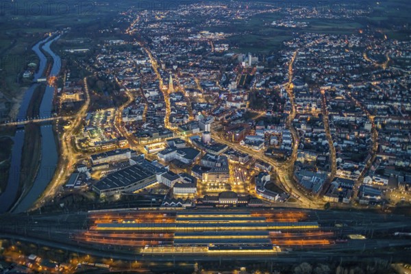 Aerial view, night view of Hamm main station, Bahbofsvorplatz, Hamm library, Platz der Deutschen Einheit, Bahnhofstraße, Neue Bahnhofstraße, Herlitz, Gustav-Heinemann-Straße, Heinrich-von-Kleist-Forum. VHS-Hamm, centre, Hamm, Ruhr area, North Rhine-Westphalia, Germany, DE, Europe, birds-eyes view, aerial view, aerial photography, aerial photography, overview, bird's-eye view, night view, twilight view, Hamm at night