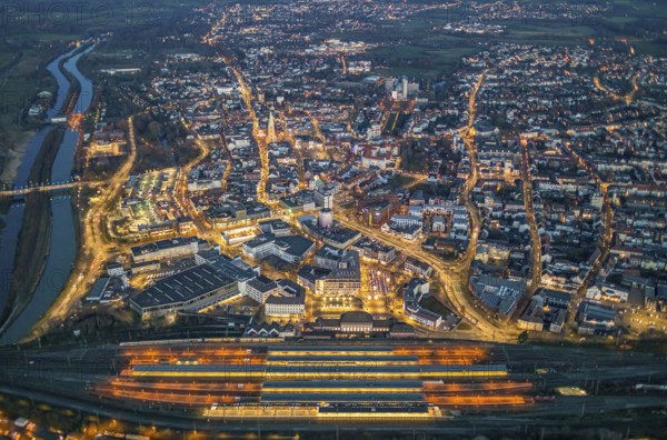 Aerial view, night view of Hamm main station, Bahbofsvorplatz, Hamm library, Platz der Deutschen Einheit, Bahnhofstraße, Neue Bahnhofstraße, Herlitz, Gustav-Heinemann-Straße, Heinrich-von-Kleist-Forum. VHS-Hamm, centre, Hamm, Ruhr area, North Rhine-Westphalia, Germany, DE, Europe, birds-eyes view, aerial view, aerial photography, aerial photography, overview, bird's-eye view, night view, twilight view, Hamm at night