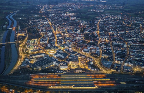 Aerial view, night view of Hamm main station, Bahbofsvorplatz, Hamm library, Platz der Deutschen Einheit, Bahnhofstraße, Neue Bahnhofstraße, Herlitz, Gustav-Heinemann-Straße, Heinrich-von-Kleist-Forum. VHS-Hamm, centre, Hamm, Ruhr area, North Rhine-Westphalia, Germany, DE, Europe, birds-eyes view, aerial view, aerial photography, aerial photography, overview, bird's-eye view, night view, twilight view, Hamm at night