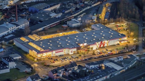 Aerial view, HELLWEG - Die Profi-Baumärkte Hamm, DIY store by night, centre, Hamm, Ruhr area, North Rhine-Westphalia, Germany, DE, Europe, birds-eyes view, aerial view, aerial photography, aerial photography, overview, bird's eye view, night shot, twilight shot, Hamm by night