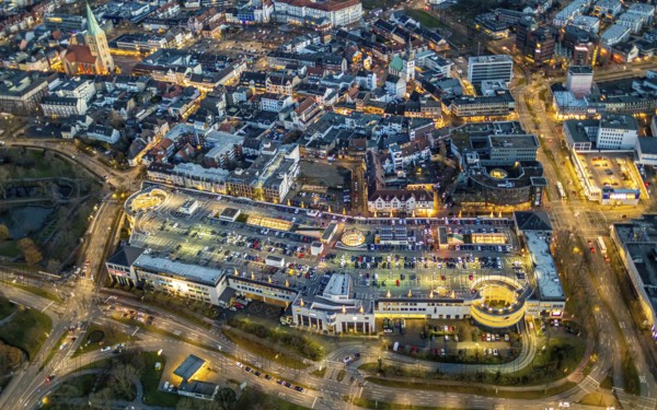 Aerial view, night view of Alleecenter, ECE, shopping centre, city centre Hamm, Mitte, Hamm, Ruhr area, North Rhine-Westphalia, Germany, DE, Europe, birds-eyes view, aerial view, aerial photography, aerial photography, overview, bird's eye view, parking deck, night shot, twilight shot, Hamm at night