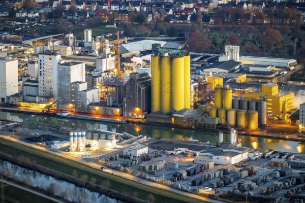Aerial view, Hammer harbour, Datteln-Hamm canal. River Lippe, Brökelmann + Co, Ölmühle und Verwaltungs-GmbH, Brölio, Radbodstraße, Hafenstraße, Bockum-Hövel, Hamm, Ruhr area, North Rhine-Westphalia, Germany, DE, Europe, birds-eyes view, aerial photograph, aerial photography, aerial photography, overview, overview, bird's eye view, night shot, twilight shot, Hamm at night