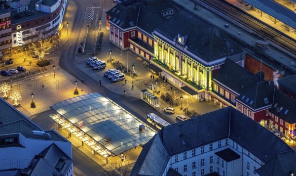 Aerial view, night view of Hamm main station, Bahbofsvorplatz, Hamm library, Platz der Deutschen Einheit, Bahnhofstraße, Neue Bahnhofstraße, Herlitz, Gustav-Heinemann-Straße, Heinrich-von-Kleist-Forum. VHS-Hamm, centre, Hamm, Ruhr area, North Rhine-Westphalia, Germany, DE, Europe, birds-eyes view, aerial view, aerial photography, aerial photography, overview, bird's-eye view, night view, twilight view, Hamm at night