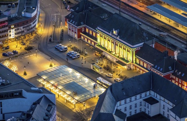 Aerial view, night view of Hamm main station, Bahbofsvorplatz, Hamm library, Platz der Deutschen Einheit, Bahnhofstraße, Neue Bahnhofstraße, Herlitz, Gustav-Heinemann-Straße, Heinrich-von-Kleist-Forum. VHS-Hamm, centre, Hamm, Ruhr area, North Rhine-Westphalia, Germany, DE, Europe, birds-eyes view, aerial view, aerial photography, aerial photography, overview, bird's-eye view, night view, twilight view, Hamm at night
