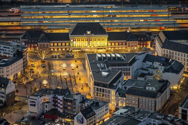 Aerial view, night view of Hamm main station, Bahbofsvorplatz, Hamm library, Platz der Deutschen Einheit, Bahnhofstraße, Neue Bahnhofstraße, Herlitz, Gustav-Heinemann-Straße, Heinrich-von-Kleist-Forum. VHS-Hamm, centre, Hamm, Ruhr area, North Rhine-Westphalia, Germany, DE, Europe, birds-eyes view, aerial view, aerial photography, aerial photography, overview, bird's-eye view, night view, twilight view, Hamm at night