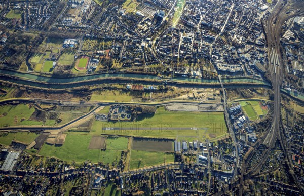 Aerial photo, Hamm-Lippewiesen airfield, Lippe reconstruction, Hamm on the water, Datteln-Hamm canal, canal edge, Heessen, Hamm, Ruhr area, North Rhine-Westphalia, Germany, DE, Europe, birds-eyes view, aerial photo, aerial photography, aerial photography, overview, overview, bird's eye view, LSC-Hamm, Luftsportclub Hamm e.V., EDLH, Kläranlage Lippeverband, runway, runway, general aviation, general aviation, special landing strip