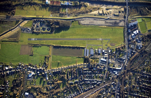 Aerial photo, Hamm-Lippewiesen airfield, Lippe reconstruction, Hamm on the water, Datteln-Hamm canal, canal edge, Heessen, Hamm, Ruhr area, North Rhine-Westphalia, Germany, DE, Europe, birds-eyes view, aerial photo, aerial photography, aerial photography, overview, overview, bird's eye view, LSC-Hamm, Luftsportclub Hamm e.V., EDLH, Kläranlage Lippeverband, runway, runway, general aviation, general aviation, special landing strip