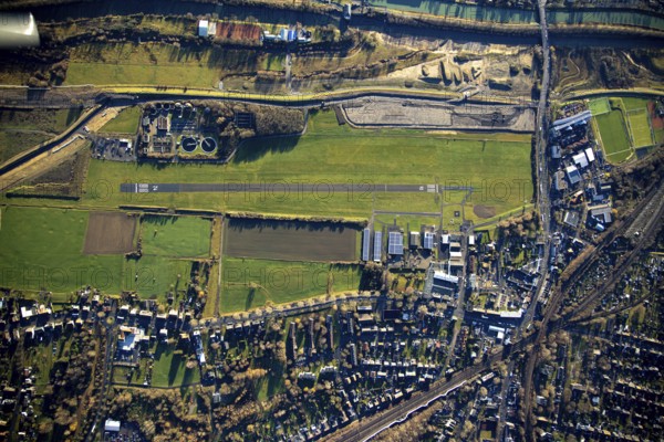 Aerial photo, Hamm-Lippewiesen airfield, Lippe reconstruction, Hamm on the water, Datteln-Hamm canal, canal edge, Heessen, Hamm, Ruhr area, North Rhine-Westphalia, Germany, DE, Europe, birds-eyes view, aerial photo, aerial photography, aerial photography, overview, overview, bird's eye view, LSC-Hamm, Luftsportclub Hamm e.V., EDLH, Kläranlage Lippeverband, runway, runway, general aviation, general aviation, special landing strip