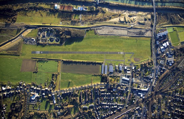 Aerial photo, Hamm-Lippewiesen airfield, Lippe reconstruction, Hamm on the water, Datteln-Hamm canal, canal edge, Heessen, Hamm, Ruhr area, North Rhine-Westphalia, Germany, DE, Europe, birds-eyes view, aerial photo, aerial photography, aerial photography, overview, overview, bird's eye view, LSC-Hamm, Luftsportclub Hamm e.V., EDLH, Kläranlage Lippeverband, runway, runway, general aviation, general aviation, special landing strip