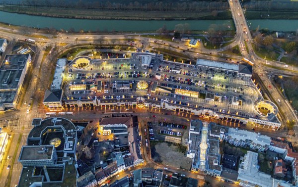 Aerial view, night view of Alleecenter, ECE, Rittepassage, shopping centre, city centre Hamm, Mitte, Hamm, Ruhr area, North Rhine-Westphalia, Germany, DE, Europe, birds-eyes view, aerial photography, aerial photography, overview, overview, bird's eye view, parking deck, night shot, twilight shot, Hamm at night