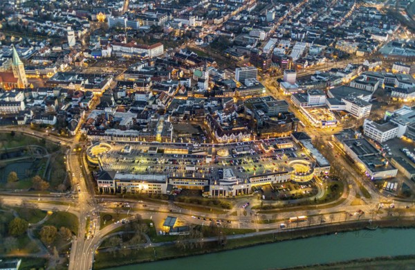 Aerial view, night view of Alleecenter, ECE, shopping centre, city centre Hamm, Mitte, Hamm, Ruhr area, North Rhine-Westphalia, Germany, DE, Europe, birds-eyes view, aerial photography, aerial photography, overview, bird's eye view, parking deck, night shot, twilight shot, Hamm at night