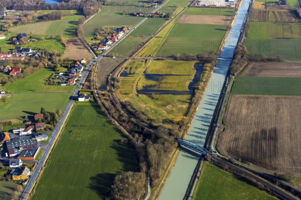 Aerial view, Living and living, Alter Uentroper Weg, Datteln-Hamm-Kanal, Haaren, Hamm, Ruhr area, North Rhine-Westphalia, Germany, bridge, DE, railway bridge, Europe, aerial view, aerial photography, aerial photography, overview, bird's-eye view, meadows and fields, birds-eyes view, overview