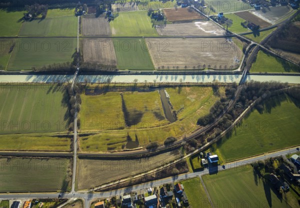 Aerial view, meadows and fields at the Datteln-Hamm canal, planned ice nature reserve, BUND support, enbahnbrücke, Haaren, Hamm, Ruhr area, North Rhine-Westphalia, Germany, railway tracks, bridge, DE, Europe, aerial view, aerial photography, aerial photography, overview, bird's-eye view, overview