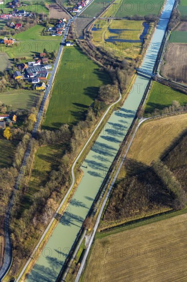 Aerial view, Living and living, Alter Uentroper Weg, Datteln-Hamm-Kanal, Haaren, Hamm, Ruhr area, North Rhine-Westphalia, Germany, bridge, DE, railway bridge, Europe, aerial view, aerial photography, aerial photography, overview, bird's-eye view, meadows and fields, birds-eyes view, overview