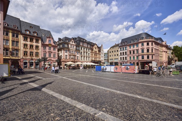 Square made of paving stones and marble slabs with pattern, row of houses, reconstructed historic buildings, outdoor area of a restaurant, lantern, pedestrians as a secondary motif, blue sky, cumulus clouds, cirrus clouds, nimbostratus clouds, market square, Mainz, state capital, district-free city, Rhineland-Palatinate, Germany