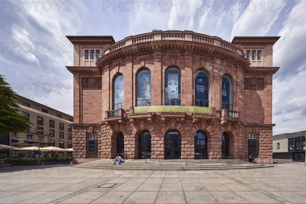 Staatstheater Mainz, theatre, philharmonic, court builder Georg Moller, entrance area, staircase, blue sky, cumulus clouds, nimbostratus clouds, rain front, Gutenbergplatz square, Mainz, state capital, district-free city, Rhineland-Palatinate, Germany