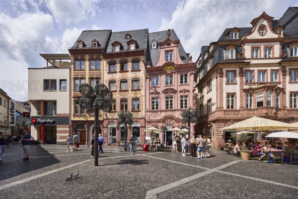 Bäckerei Brot Bassing - sourdough bakery, pizzeria Pizza Hut, system catering, row of houses, historic buildings, shops, shopping, weekly market market, market stand, lantern, square made of paving stones and marble plates with patterns, pedestrians as a secondary motif, blue sky, cirrostratus clouds, square market, Mainz, state capital, district-free city, Rhineland-Palatinate, Germany