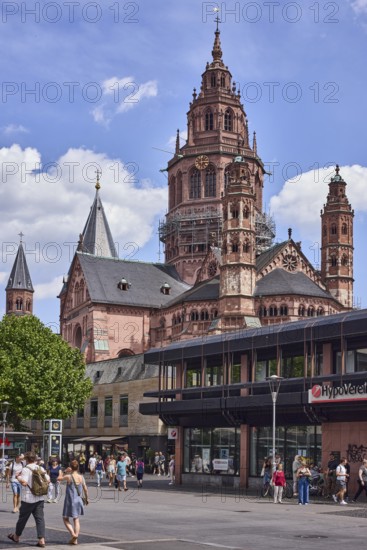 St. Martin Cathedral, Mainz Cathedral, Mainz Roman Catholic Diocese, Cathedral, HypoVereinbank, general buildings, modern architecture, pedestrians as a secondary motif, trees, blue sky, cumulus clouds, Cirrus clouds, Gutenbergplatz square, Mainz, state capital, district-free city, Rhineland-Palatinate, Germany