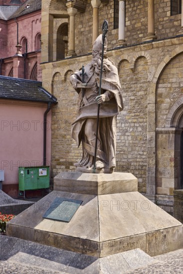 Saint Boniface statue, sandstone statue, St. Martin Cathedral, sunny, Markt Square, Mainz, state capital, district-free city, Rhineland-Palatinate, Germany