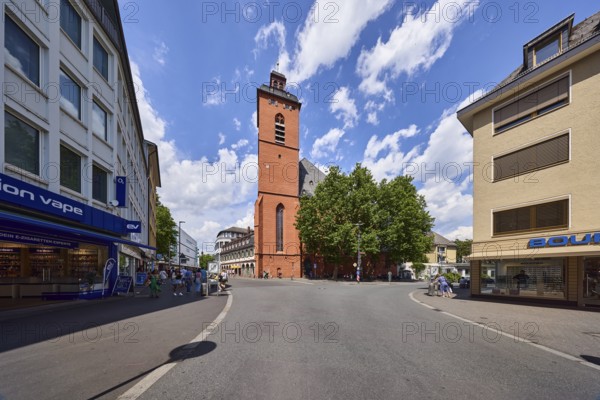 St. Quintin, church, pedestrian zone, traffic sign at the end of the pedestrian zone, residential buildings and commercial buildings, general architecture, shops, street, trees, blue sky, cumulus clouds, intersection of Alte Universitätsstraße, Quintinsstraße and Schusterstraße, Mainz, state capital, district-free city, Rhineland-Palatinate, Germany