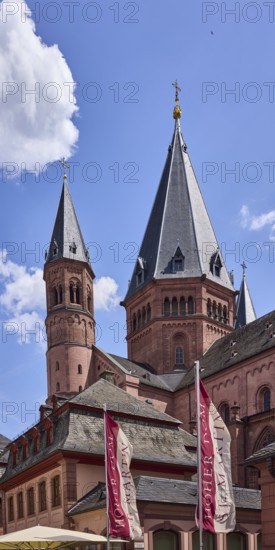St. Martin Cathedral, Mainz Cathedral, Roman Catholic Diocese Mainz, Cathedral, advertising flag on flagpoles, tower, blue sky, cumulus clouds, Markt square, Mainz, state capital, district-free city, Rhineland-Palatinate, Germany