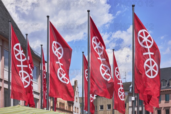 Mainz flags, flag city of Mainz, flags, flagpoles, city coat of arms, general architecture, blue sky, cumulus clouds, square market, Mainz, state capital, district-free city, Rhineland-Palatinate, Germany