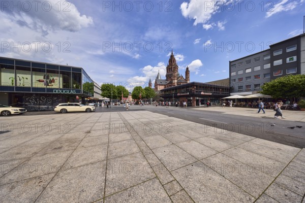 Perfumery Douglas, St. Martin Cathedral, Mainzer Cathedral, Roman Catholic Diocese Mainz, cathedral, general architecture, modern architecture, HypoVereinsbank, taxi, pedestrians as a secondary motif, trees, blue sky, cumulus clouds, Gutenbergplatz square, Mainz, state capital, district-free city, Rhineland-Palatinate, Germany