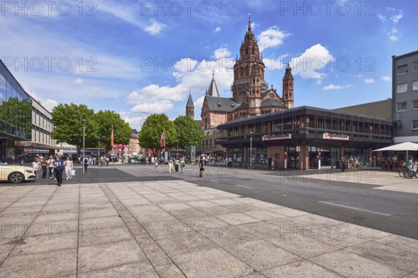 St. Martin Cathedral, Mainz Cathedral, Roman Catholic Diocese of Mainz, cathedral, general architecture, modern architecture, HypoVereinsbank, pedestrians as a secondary motif, trees, blue sky, cumulus clouds, Gutenbergplatz square, Mainz, state capital, district-free city, Rhineland-Palatinate, Germany