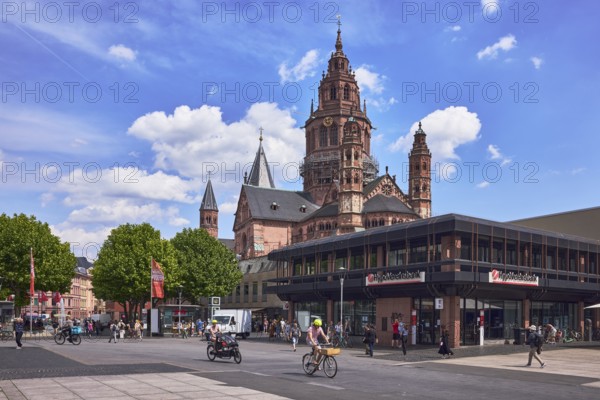 St. Martin Cathedral, Mainz Cathedral, Mainz Roman Catholic Diocese, Cathedral, HypoVereinbank, general buildings, modern architecture, pedestrians and cyclists as secondary motifs, trees, blue sky, cumulus clouds, Cirrus clouds, intersection of Höfchen Square, Gutenbergplatz and Alte Universitätsstraße, Mainz, state capital, district-free city, Rhineland-Palatinate, Germany