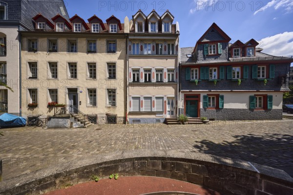 Historic buildings, houses, downpipes, façade with windows, dormers, stairs and doors, paving stone walkway, blue sky, cirrostratus clouds, Rochusstraße, Mainz, state capital, district-free city, Rhineland-Palatinate, Germany