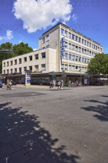 Fink Schuhe, Werbegemeinschaft Mainz e.V., shoe store, commercial building, general architecture, pedestrian zone, pedestrians as secondary motif, trees, blue sky, cumulus clouds, intersection Weißliliengasse, Ludwigsstraße and Große Langgasse, Mainz, state capital, district-free city, Rhineland-Palatinate, Germany