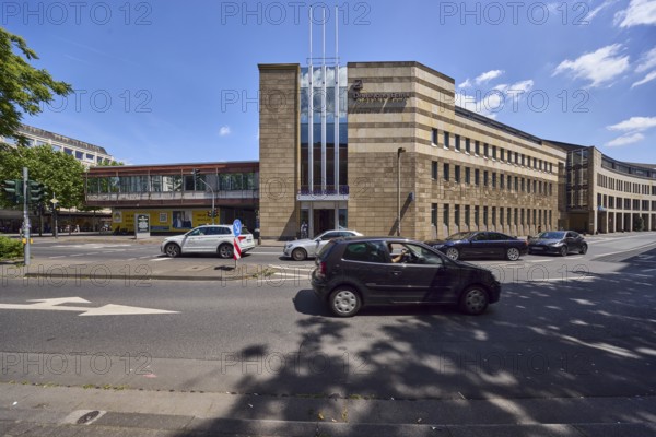 Deutsche Bank, commercial building, general architecture, building, alleyway, road markings direction arrow, cars, trees, blue sky, cumulus clouds, Weißliliengasse, Mainz, state capital, district-free city, Rhineland-Palatinate, Germany
