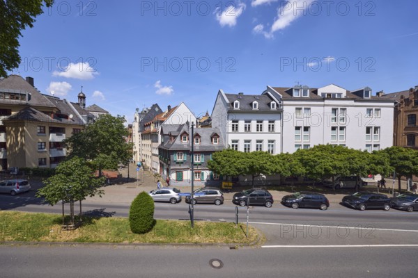 City center, general architecture, historic buildings, houses, roofs, asphalt road, central island, parking strips with vehicles, cars, trees, bushes, lawn, blue sky, cumulus clouds, intersection of Weissliliengasse, Holzhofstraße and Rochusstraße, Mainz, state capital, district-free city, Rhineland-Palatinate, Germany
