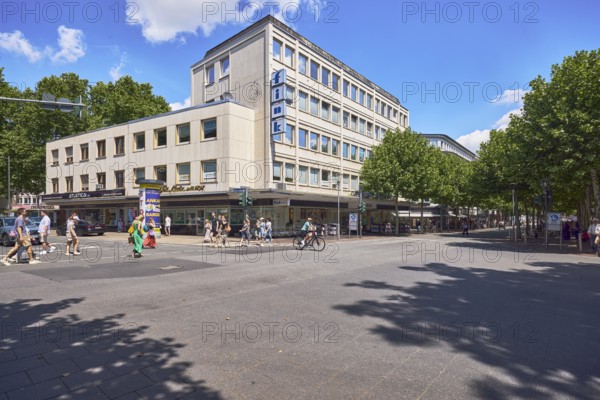 Fink Schuhe, Werbegemeinschaft Mainz e.V., shoe store, commercial building, general architecture, pedestrian zone, pedestrians as secondary motif, trees, blue sky, cumulus clouds, intersection Weißliliengasse, Ludwigsstraße and Große Langgasse, Mainz, state capital, district-free city, Rhineland-Palatinate, Germany