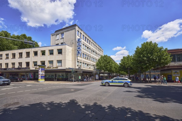 Fink Schuhe, Werbegemeinschaft Mainz e.V., shoe store, commercial building, general architecture, alleyway, police car, pedestrian zone, pedestrians as secondary motif, trees, blue sky, cumulus clouds, intersection Weissliliengasse, Ludwigsstraße and Große Langgasse, Mainz, state capital, district-free city, Rhineland-Palatinate, Germany