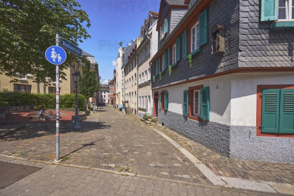 Historic buildings, houses, slate tiles, paving stone sidewalk, road signs special path for pedestrians, alleyway name, trees, bushes, blue sky, intersection of Rochusstraße, Weißliliengasse and Holzhofstraße, Mainz, state capital, district-free city, Rhineland-Palatinate, Germany