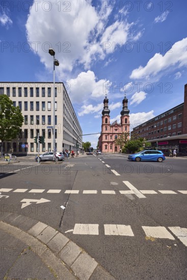 Ministry of Climate Protection, Environment, Energy and Mobility, St. Peter Church, Rococo style, onion tower, asphalt road, cars, vehicles, lantern, traffic area, road, cycle path, lanes, pedestrian ford, road marking cycle path, modern buildings, trees, blue sky, cumulus clouds, Große Bleiche, Bauhofstraße and Flachsmarktstraße intersection, Mainz, state capital, district-free city, Rhineland-Palatinate, Germany