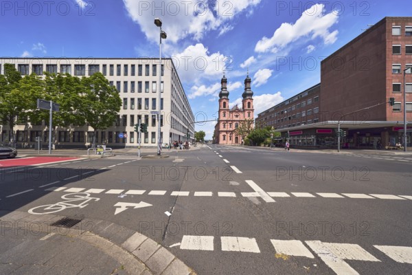 Ministry of Climate Protection, Environment, Energy and Mobility, St. Peter Church, Rococo style, onion tower, asphalt road, lantern, traffic area, road, cycle path, lanes, pedestrian ford, road marking cycle path, modern buildings, trees, blue sky, cumulus clouds, intersection Grosse Bleiche, Bauhofstraße and Flachsmarktstraße, Mainz, state capital, district-free city, Rhineland-Palatinate, Germany