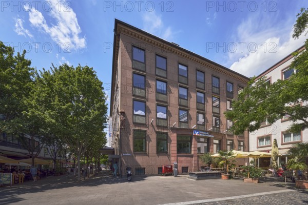 Volksbank Darmstadt Mainz eG Neubrunnenplatz branch, general architecture, outdoor area of a restaurant, trees, blue sky, cumulus clouds, cirrostratus clouds, Neubrunnenplatz, Mainz, state capital, district-free city, Rhineland-Palatinate, Germany