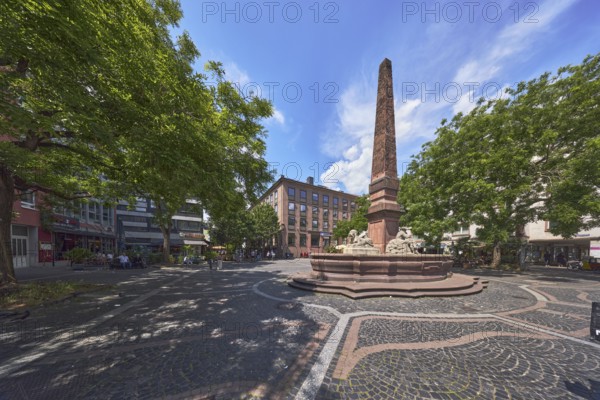New fountain, sandstone fountain, obelisk, city builder Johannes Weydt, walkway made of marble slabs and paving stones with pattern, general architecture, blue sky, cumulus clouds, cirrostratus clouds, Große Bleiche, Neubrunnenplatz, Mainz, state capital, district-free city, Rhineland-Palatinate, Germany