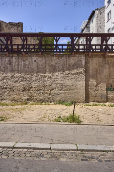 City fortification, historic city wall, general architecture, houses, parking lot, barrier bollard, blue sky, cloudless, street Hintere Bleiche, Mainz, state capital, independent city, Rhineland-Palatinate, Germany