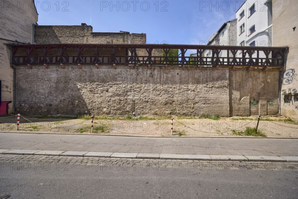City fortification, historic city wall, general architecture, houses, parking lot, barrier bollard, blue sky, cloudless, street Hintere Bleiche, Mainz, state capital, independent city, Rhineland-Palatinate, Germany