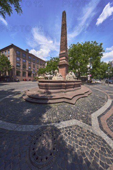 New fountain, sandstone fountain, obelisk, city builder Johannes Weydt, walkway made of marble slabs and paving stones with pattern, general architecture, blue sky, cumulus clouds, cirrostratus clouds, Große Bleiche, Neubrunnenplatz, Mainz, state capital, district-free city, Rhineland-Palatinate, Germany