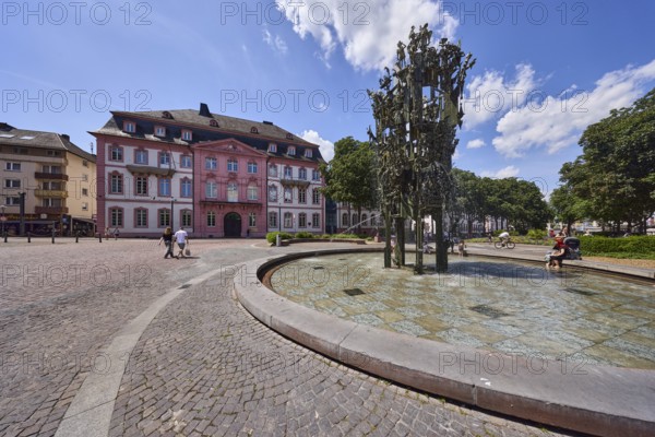Shrove Tuesday fountain, fountain with bronze sculptures, sculptor Blasius Spreng, architect Helmut Gräf, general architecture, houses, paving stone flooring, pedestrians and seated people as secondary motifs, trees, blue sky, cumulus clouds, Schillerplatz square, Mainz, state capital, district-free city, Rhineland-Palatinate, Germany