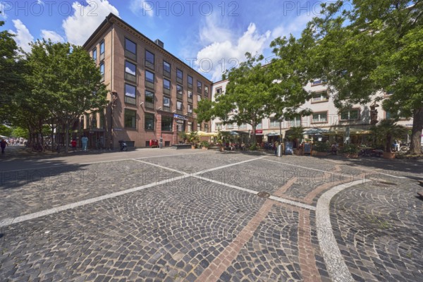 Volksbank Darmstadt Mainz eG Neubrunnenplatz branch, commercial building, general architecture, square made of marble slabs and paving stones with pattern, outdoor area of a restaurant, trees, blue sky, cumulus clouds, Cirrostratus clouds, Neubrunnenplatz, Mainz, state capital, district-free city, Rhineland-Palatinate, Germany